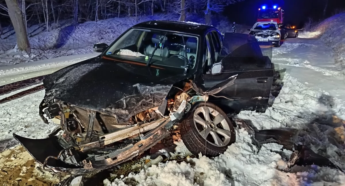 Kierująca subaru doprowadziła do zderzenia dwóch aut [zdjęcia]