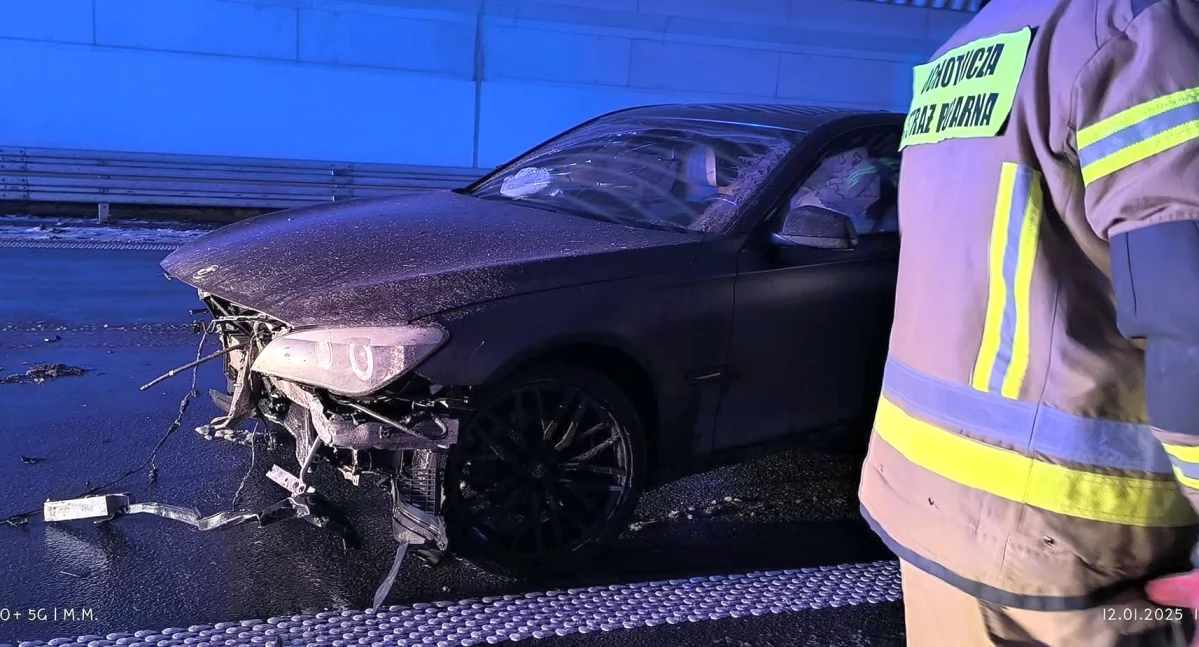 BMW uderzyło w metalowe bariery. Groźne zdarzenie w pobliżu Glinojecka