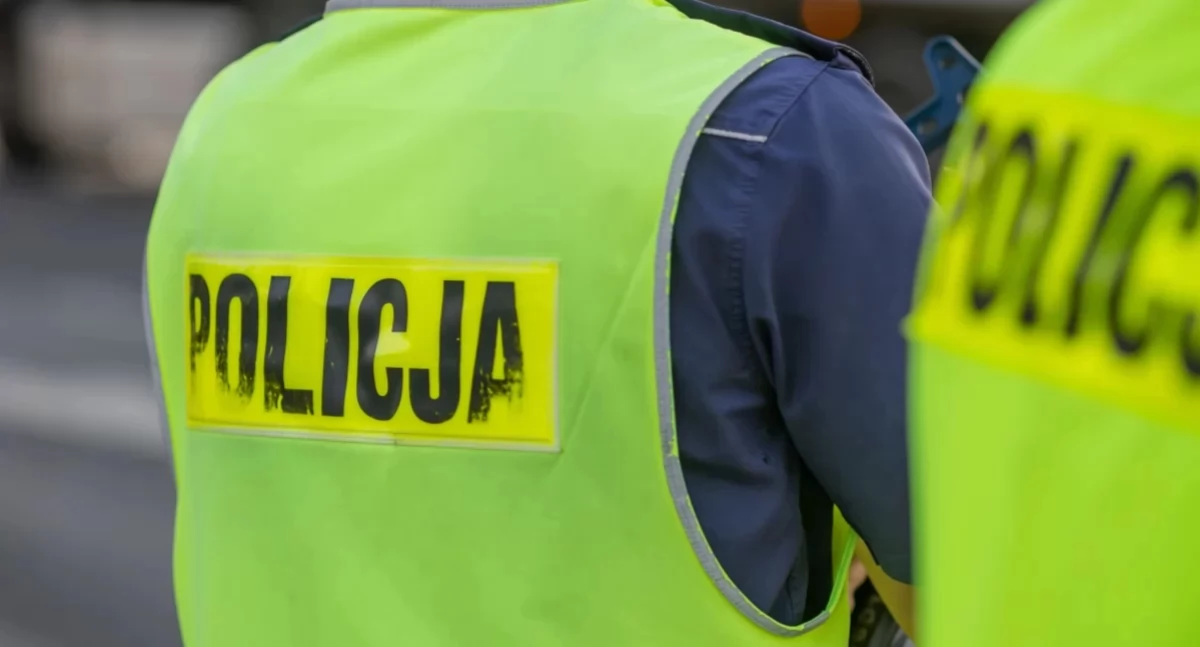 O krok od tragedii pod Ciechanowem. Bele kukurydzy spadły z ciężarówki na jadącą osobówkę