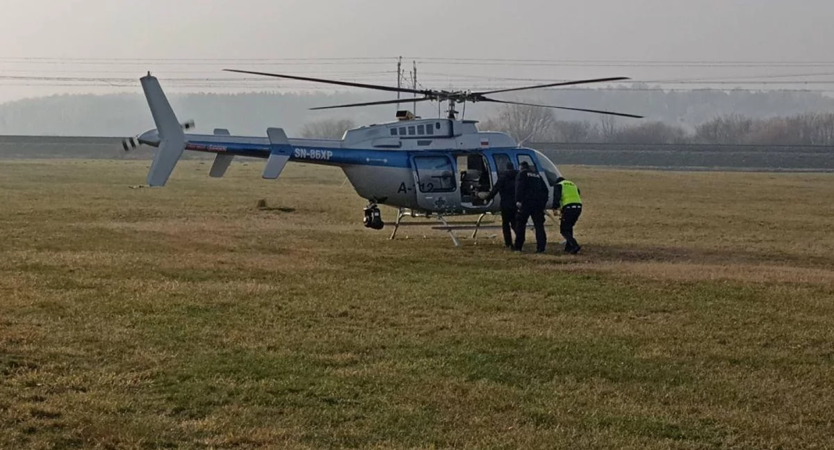 AKTUALIZACJA: Szukają z lądu i powietrza, tworzą blokady. W Ciechanowie i okolicach trwa obława za podejrzanym o zabójstwo [zdjęcia]