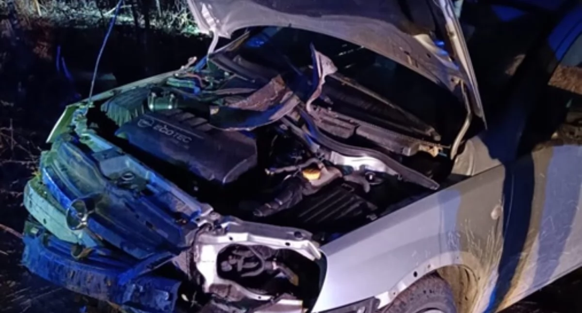 Opel dachował i uderzył w przepust. Pijany kierowca uciekł na stację paliw