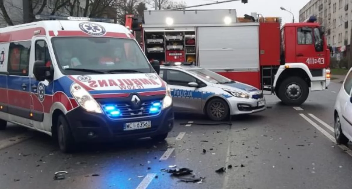 Dwa auta rozbite, uszkodzony sygnalizator. Znów kolizja na tym samym skrzyżowaniu w Ciechanowie