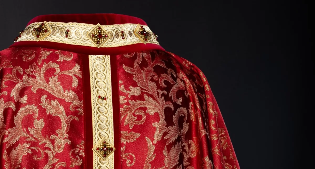 Duchowa głębia i estetyka: esencja szat liturgicznych