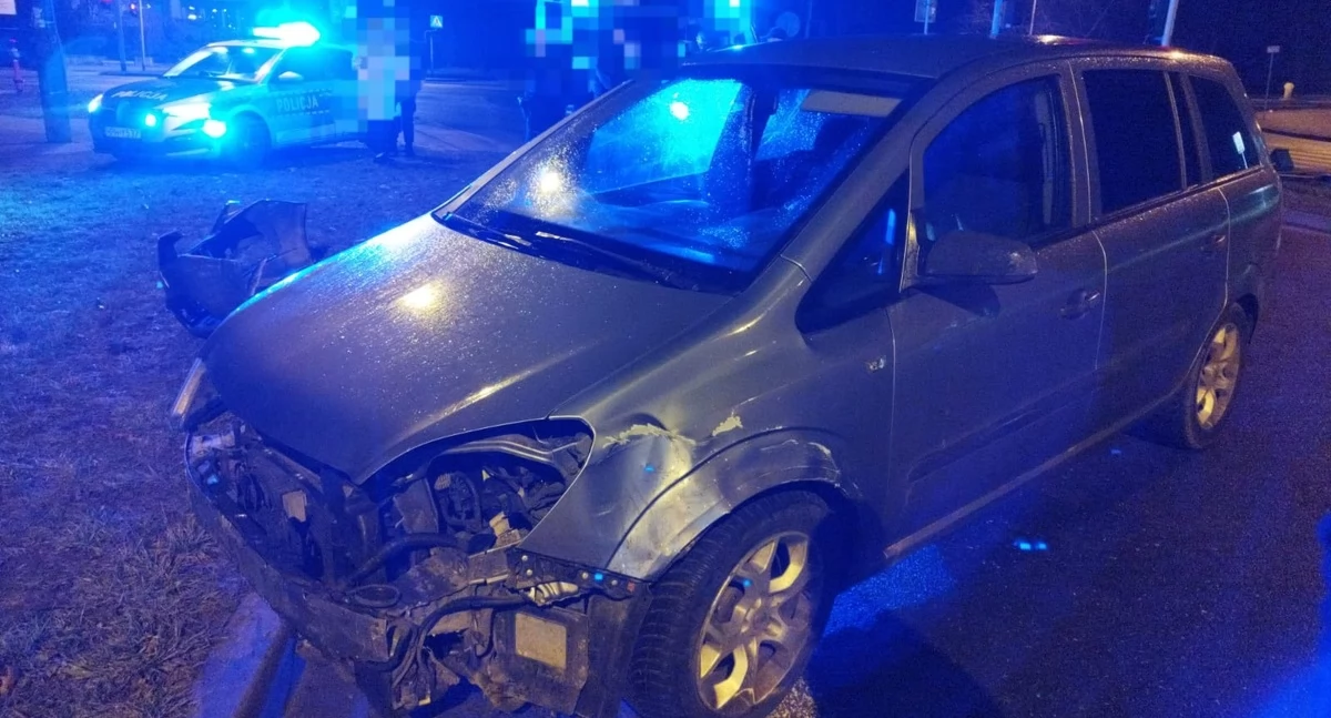 Pijany kierowca ściął dwa sygnalizatory. Groźne zdarzenie w Ciechanowie [zdjęcia]