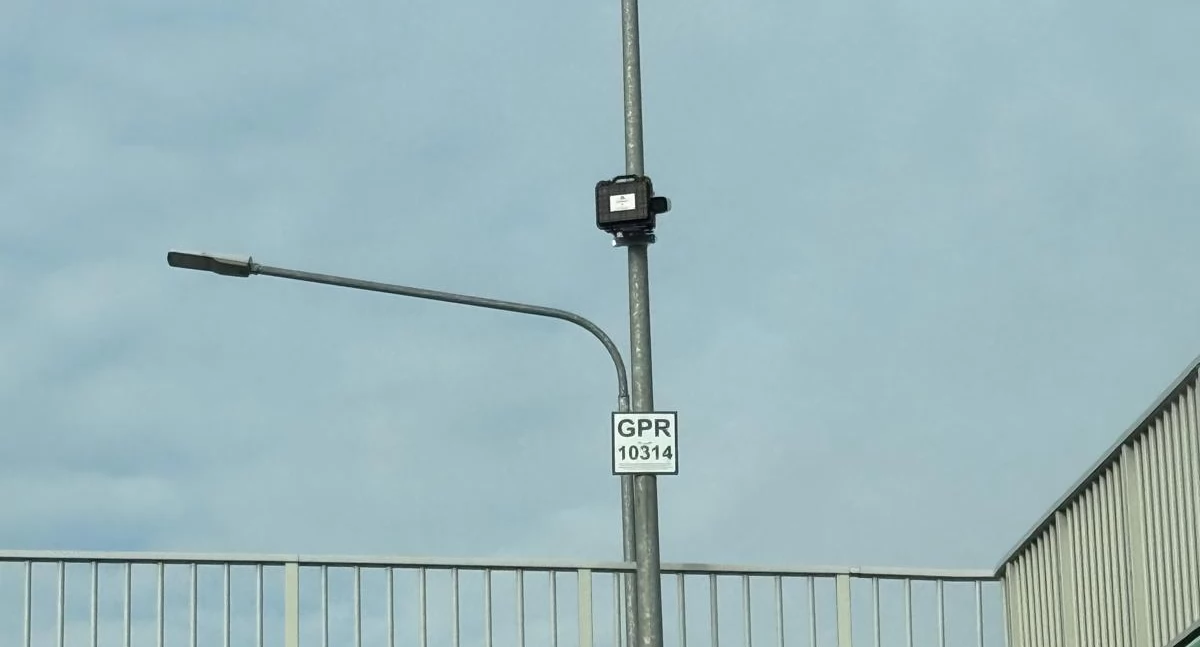 Nowe tabliczki i kamery na mazowieckich drogach. Co oznaczają? [zdjęcia]
