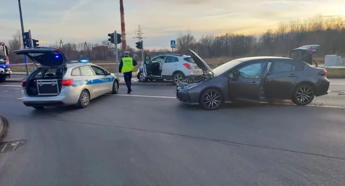 Z ostatniej chwili: Zderzenie osobówek na skrzyżowaniu w Ciechanowie. Droga jest zablokowana
