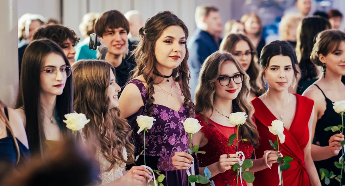 To był magiczny wieczór. Na studniówce bawiła się młodzież z Krasiniaka [zdjęcia/wideo]