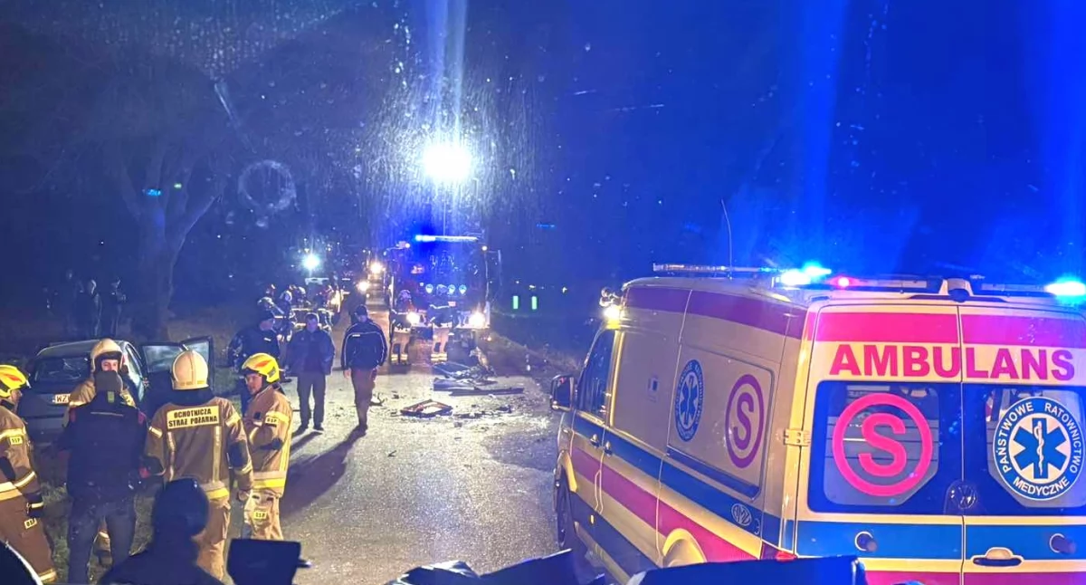 Osobówka uderzyła w koło ciągnika. Dwie kobiety trafiły do szpitala
