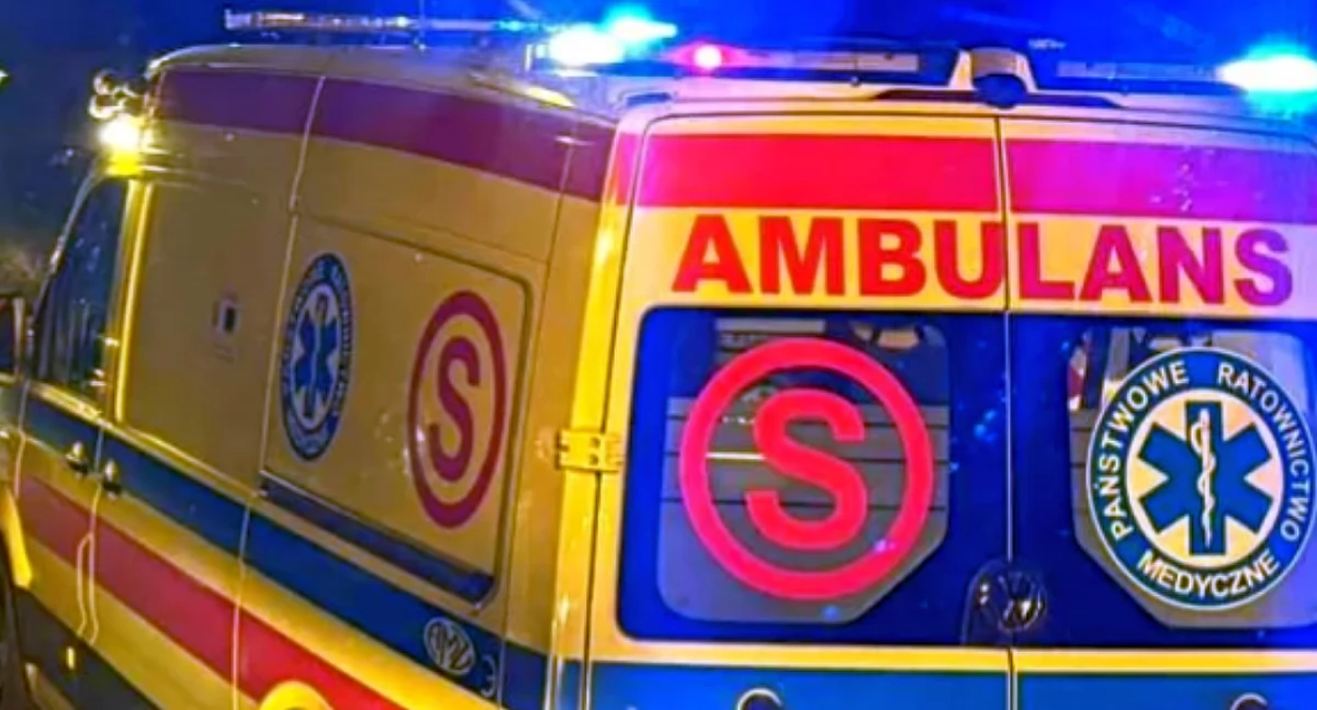 Poważny wypadek pod Ciechanowem. Przewrócił się podnośnik, w koszu było dwóch mężczyzn
