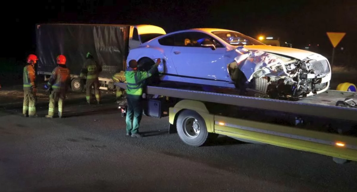 Rozbity bentley i dostawczak. Groźne zdarzenie w powiecie ciechanowskim [zdjęcia]