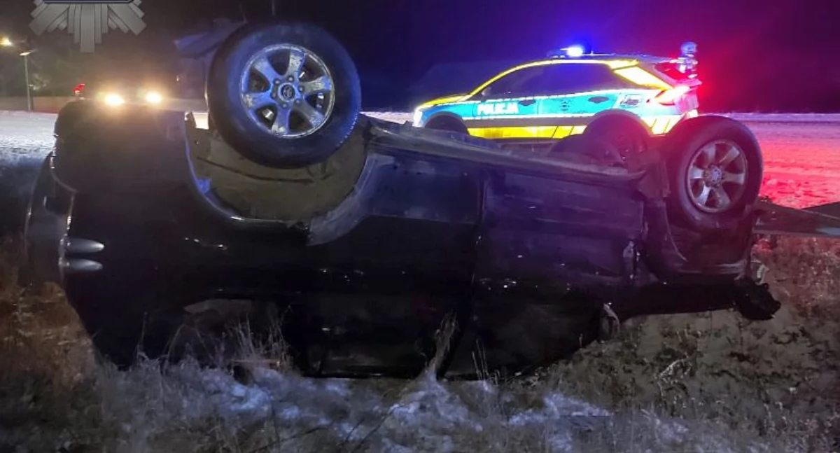 Zderzenie przy wyprzedzaniu. Dachowało auto z trójką dzieci [zdjęcia]