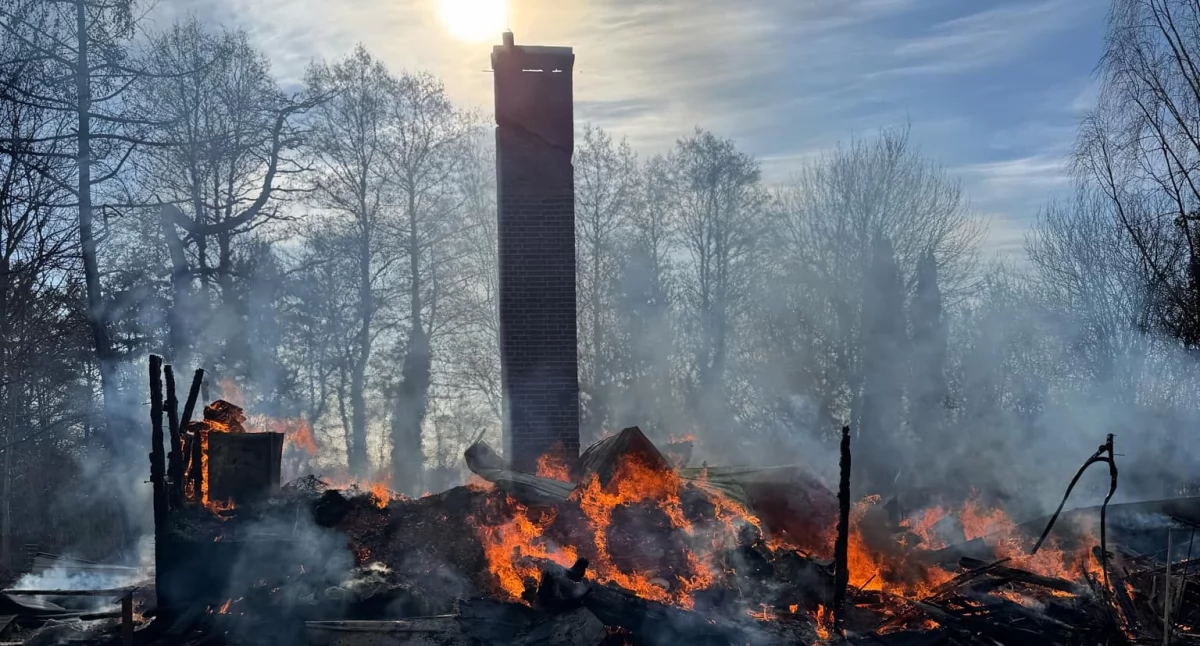 Ogromne straty w pożarze. Poparzonego właściciela zabrało pogotowie lotnicze [zdjęcia]