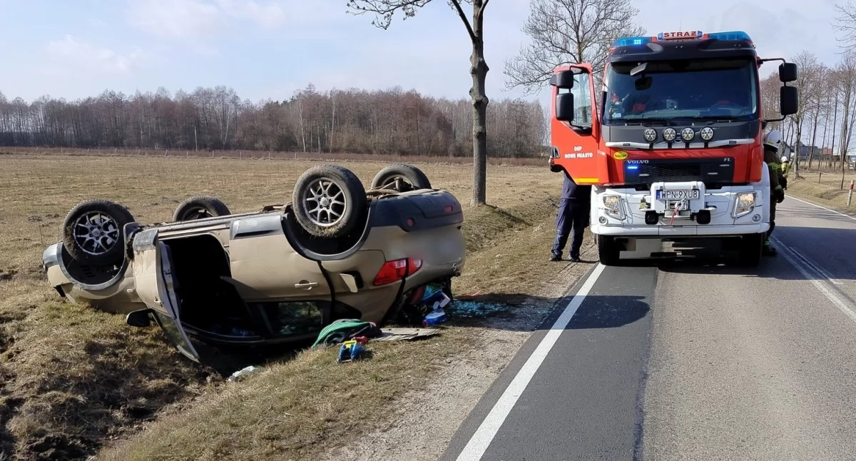Dachował nissan. 76-latek zasłabł za kierownicą? [zdjęcia]