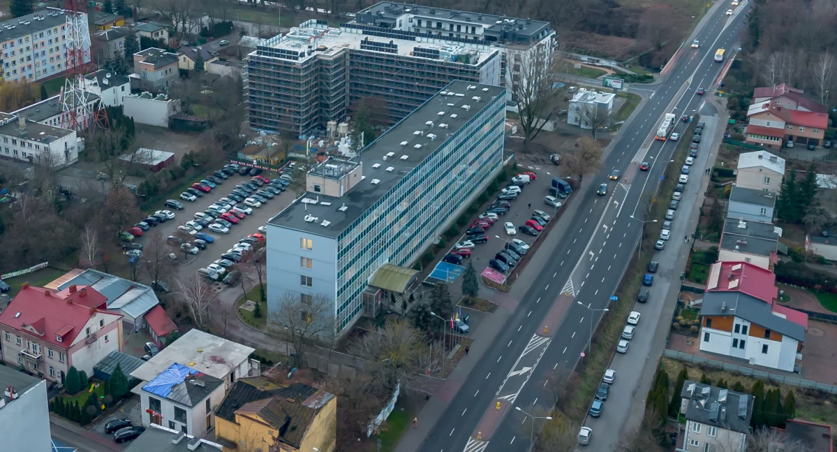 Więcej miejsc parkingowych w centrum Ciechanowa. Miasto przekazało działkę powiatowi