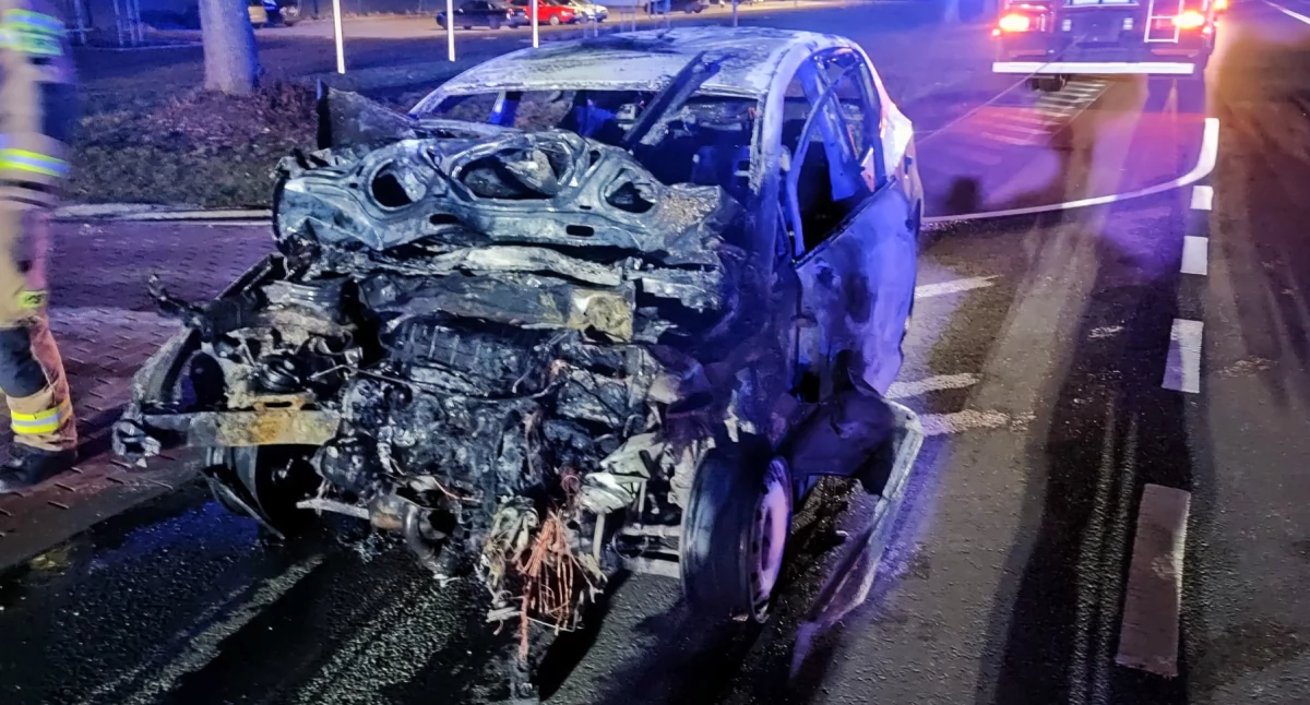 Seat stanął w płomieniach po uderzeniu w naczepę ciężarówki