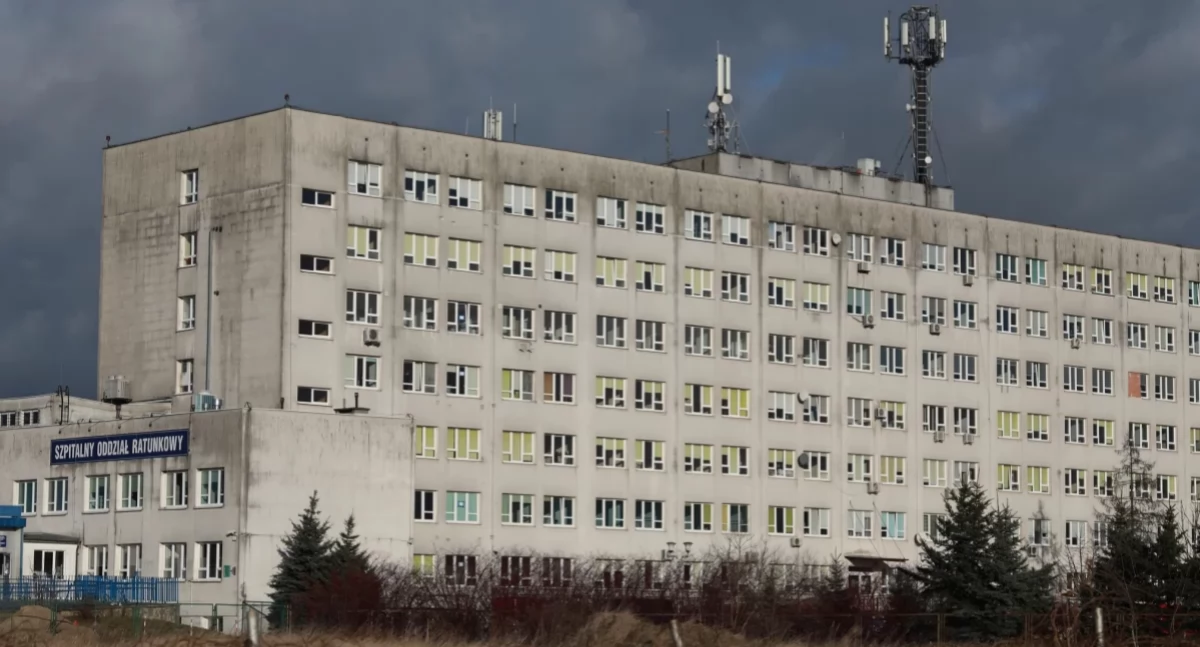 Pacjent na rusztowaniu. Interwencja służb w ciechanowskim szpitalu