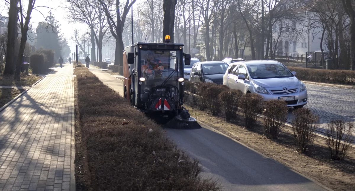 Ruszyły wiosenne porządki na drogach i ścieżkach rowerowych w Ciechanowie