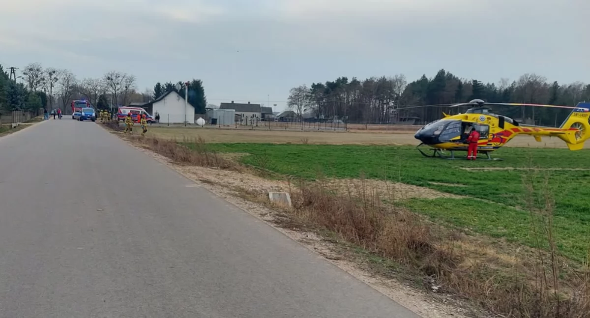 Leżał w rowie. Zapaliło się na nim ubranie. Poszkodowanego zabrało LPR