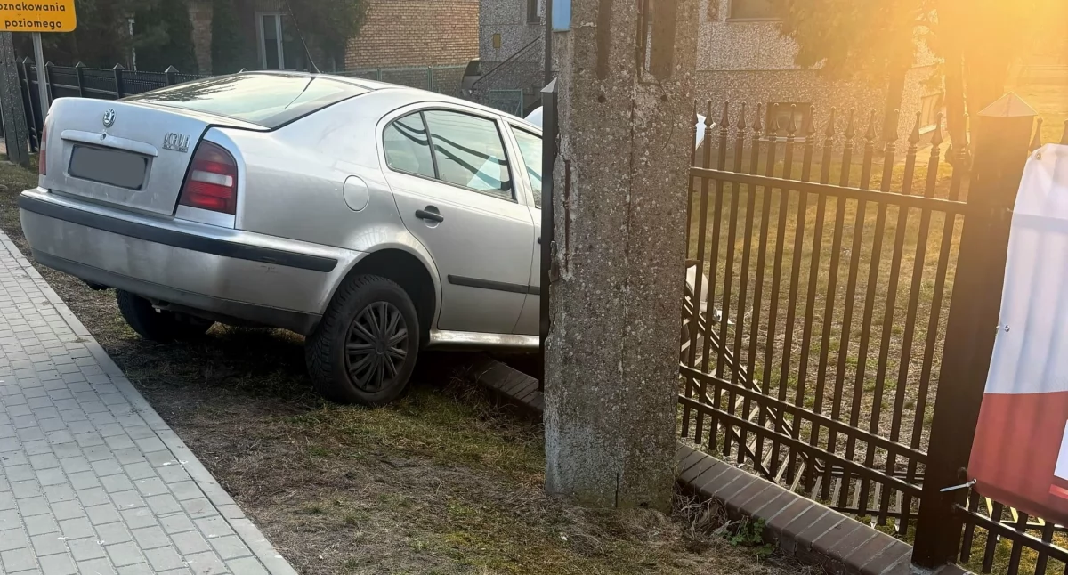 Najpierw uderzyła w auto, później w ogrodzenie. 73-latka sprawcą groźnego zdarzenia [zdjęcia]