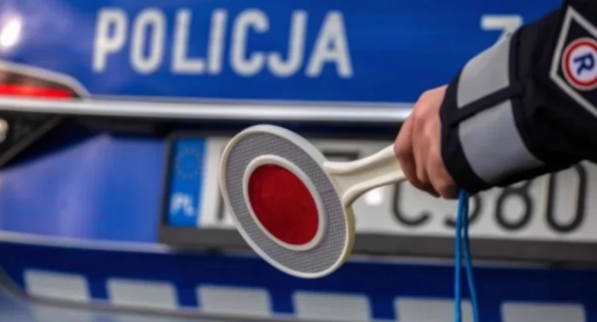 Promile we krwi, zakaz na koncie i zbyt ciężka noga. Młody kierowca wpadł koło Ciechanowa