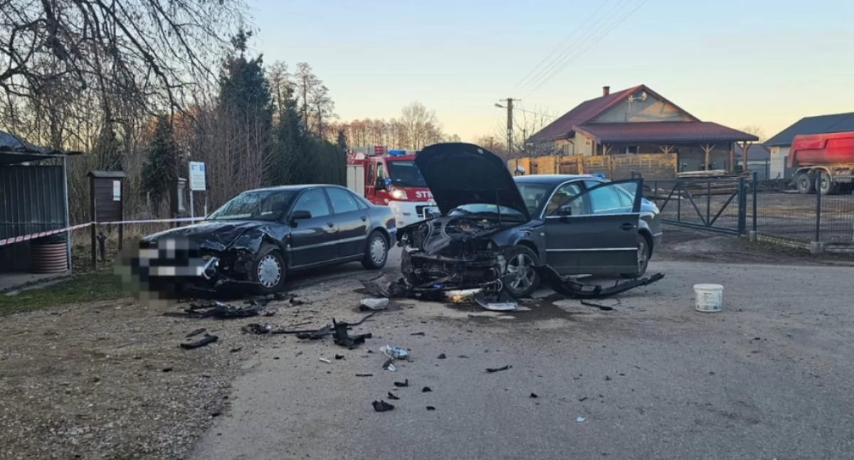 Zderzenie osobówek koło Ciechanowa [zdjęcia]