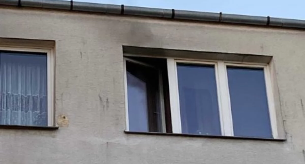Z okna wydobywał się dym. Strażnicy miejscy z Ciechanowa uratowali mężczyznę