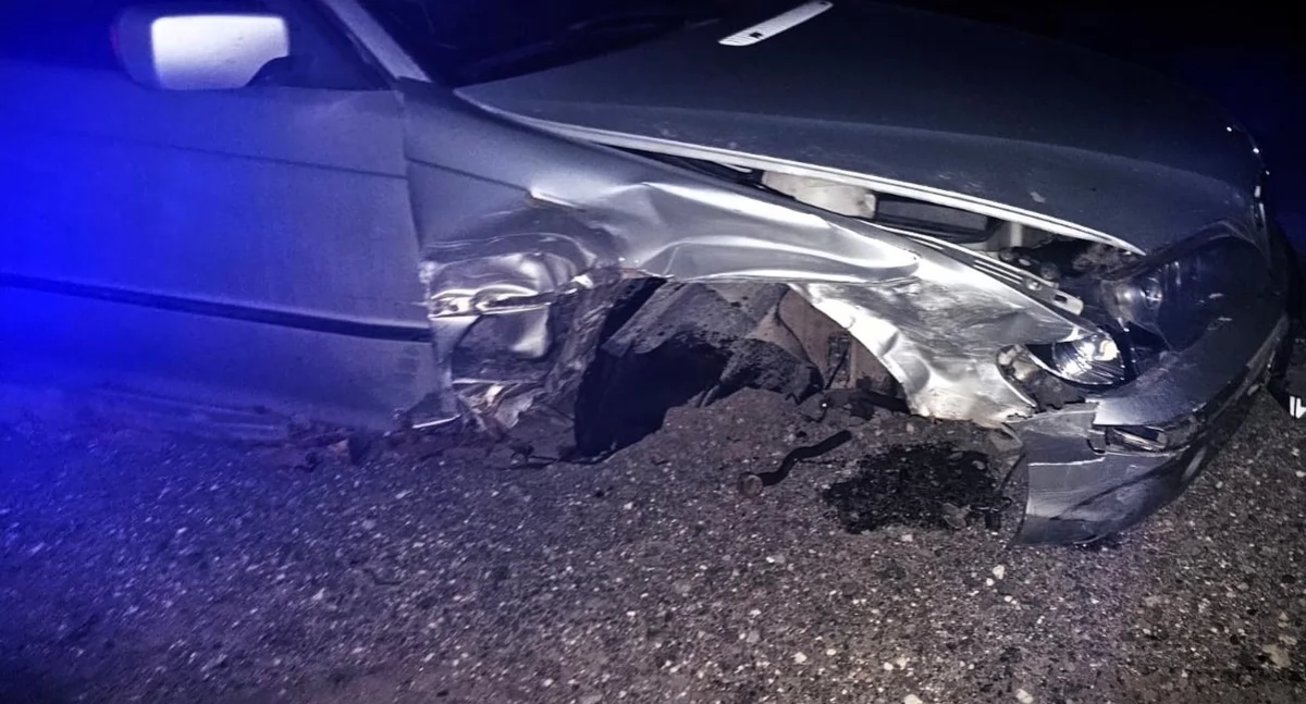 Pijany kierowca BMW spowodował kolizję pod Ciechanowem i uciekł. Na trzech kołach daleko nie odjechał [zdjęcia]