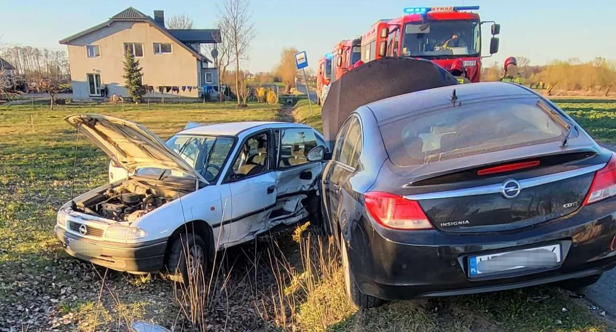 Kobieta ranna w wypadku. Kierowca opla wyprzedzał kolumnę pojazdów [zdjęcia]