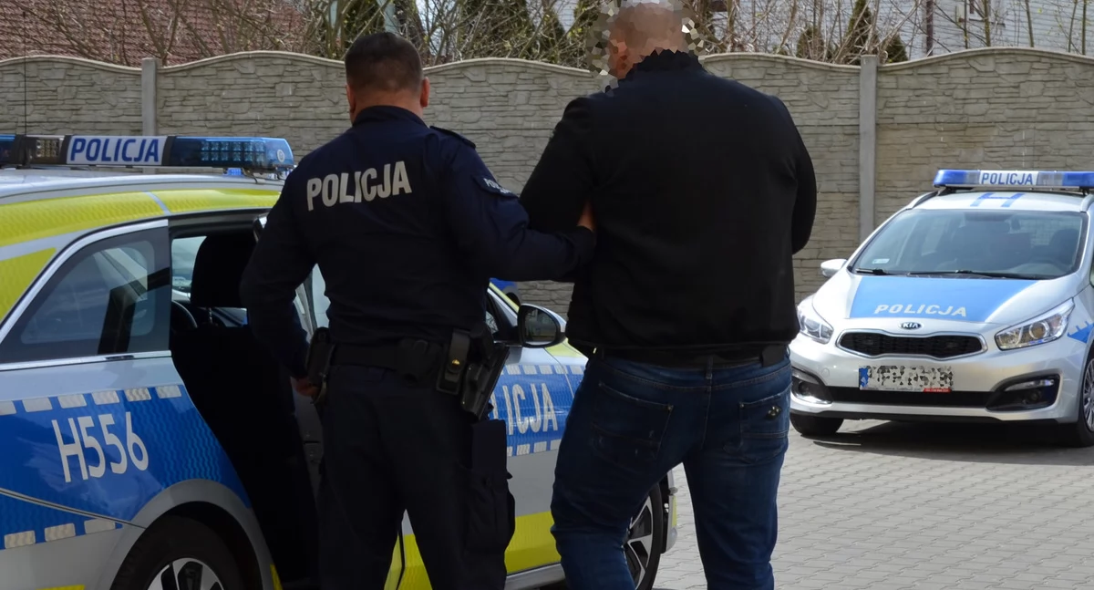 Policjantki zatrzymały niebezpiecznego recydywistę. Przewoził ponad kilogram narkotyków, bagnet i siekierę [zdjęcia]