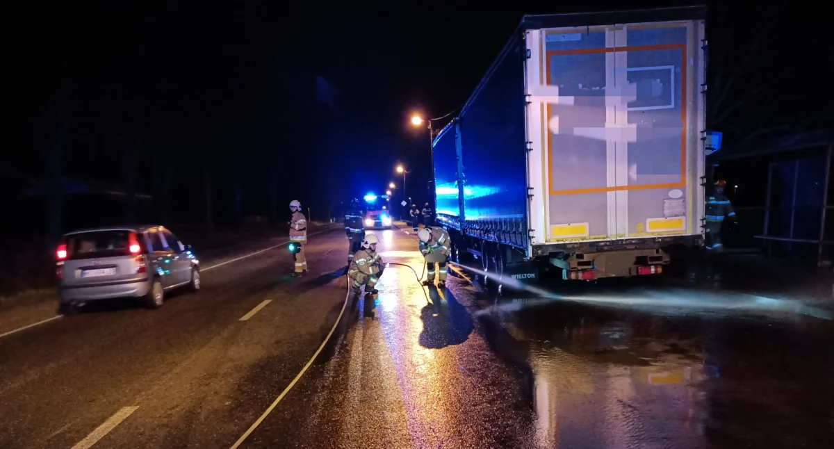 Około 500 litrów paliwa wyciekło na drogę Ciechanów-Glinojeck [zdjęcia]