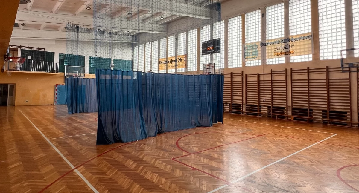 Przyszkolna hala sportowa w Ciechanowie przejdzie remont. Miasto ogłosiło przetarg