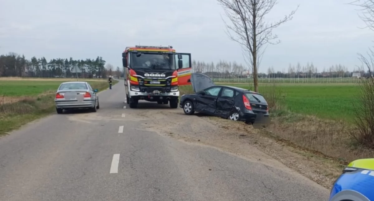 Zderzenie osobówek. Ranna kobieta trafiła do szpitala