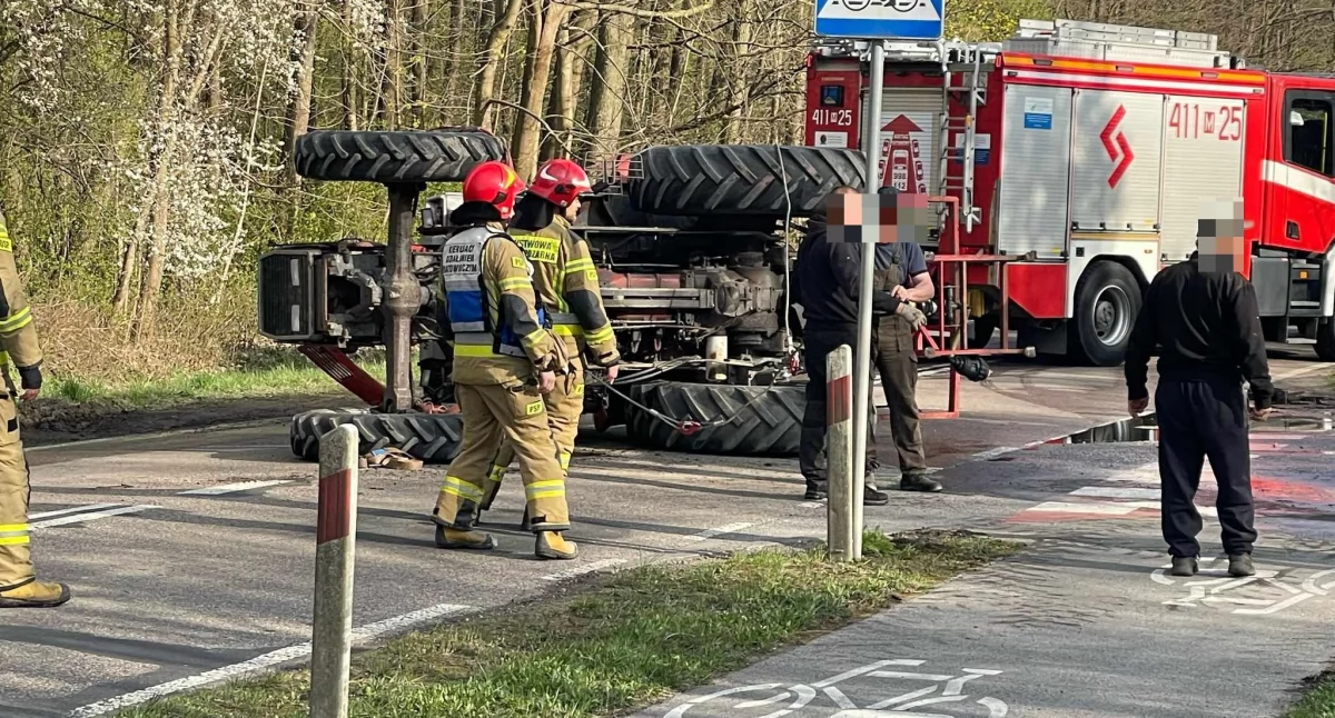 Ciągnik spadł z lawety i zablokował drogę koło Ciechanowa [zdjęcia]