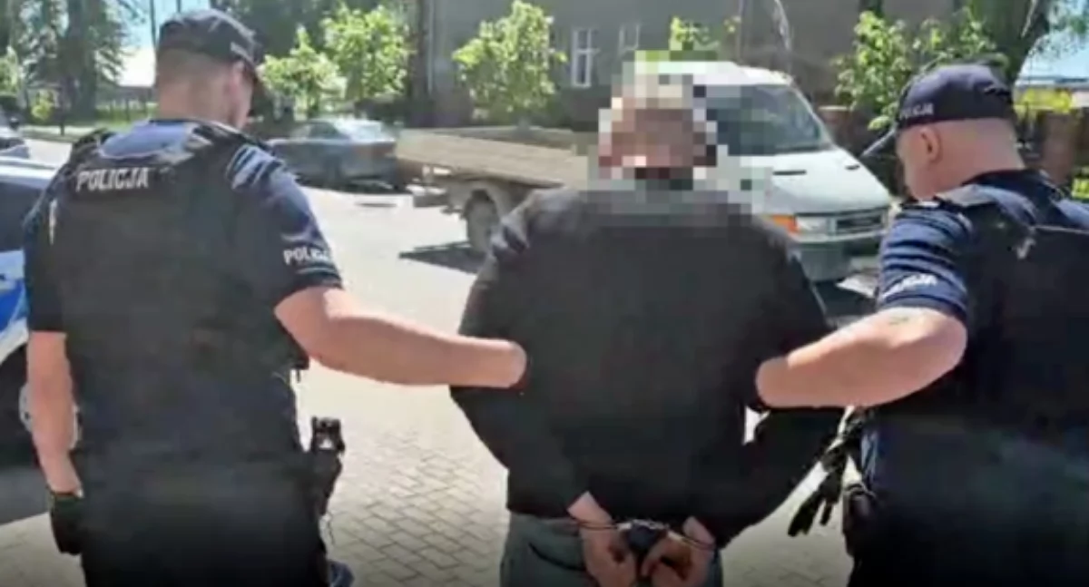 Pościg, rozbite radiowozy i rozrzucone narkotyki. Policja z Ciechanowa zatrzymała sprawców [wideo]