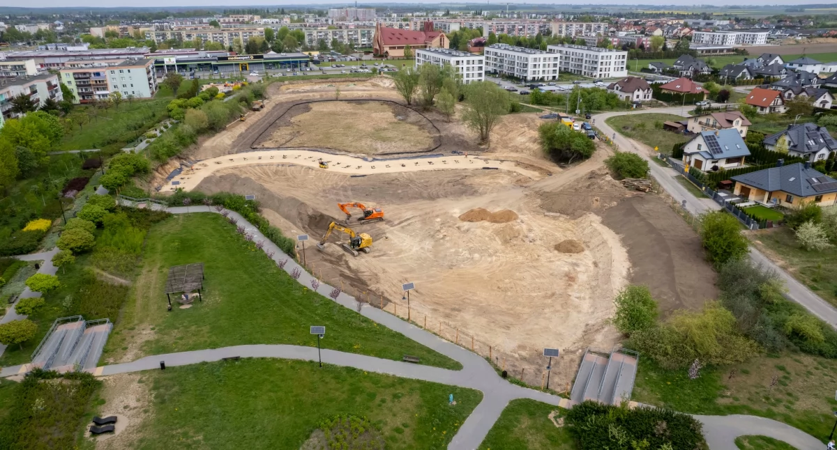 Wykop pod zbiornik wodny gotowy. Jeziorko zmienia swoje oblicze [zdjęcia]