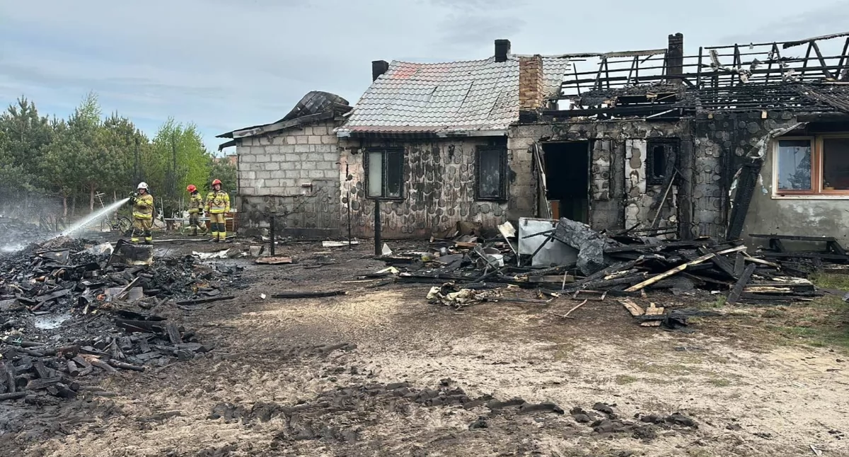 Płonął budynek wielorodzinny w gminie Glinojeck. Duże straty po pożarze