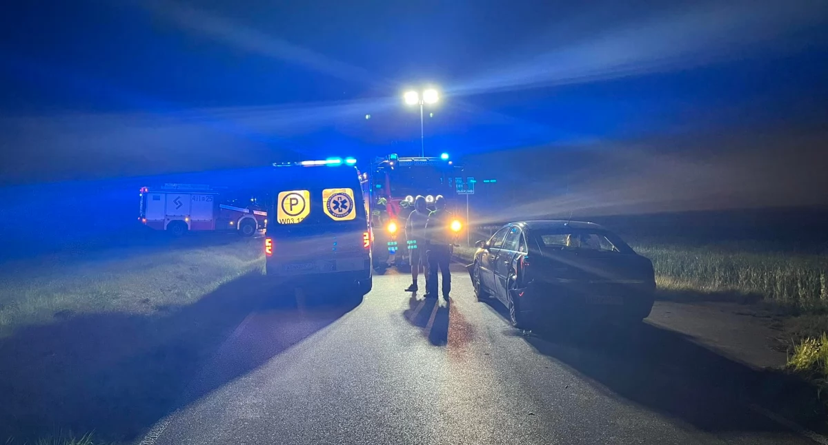 Nocne zdarzenie pod Ciechanowem. Nastoletni kierowca uderzył w drzewo