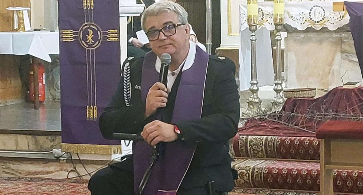 Pochodzący z Ciechanowa duchowny zbiera na egzoszkielet