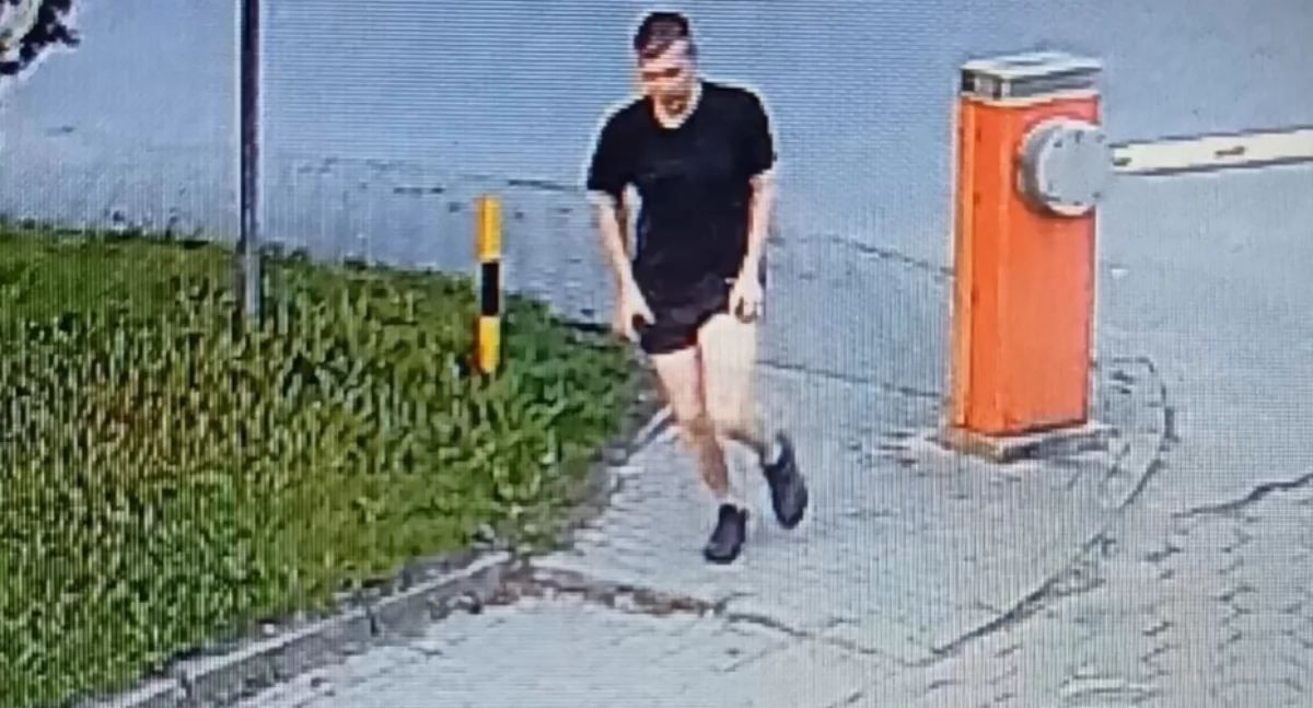 Kradzież pojazdu w Ciechanowie. Policja poszukuje sprawcy [wideo]