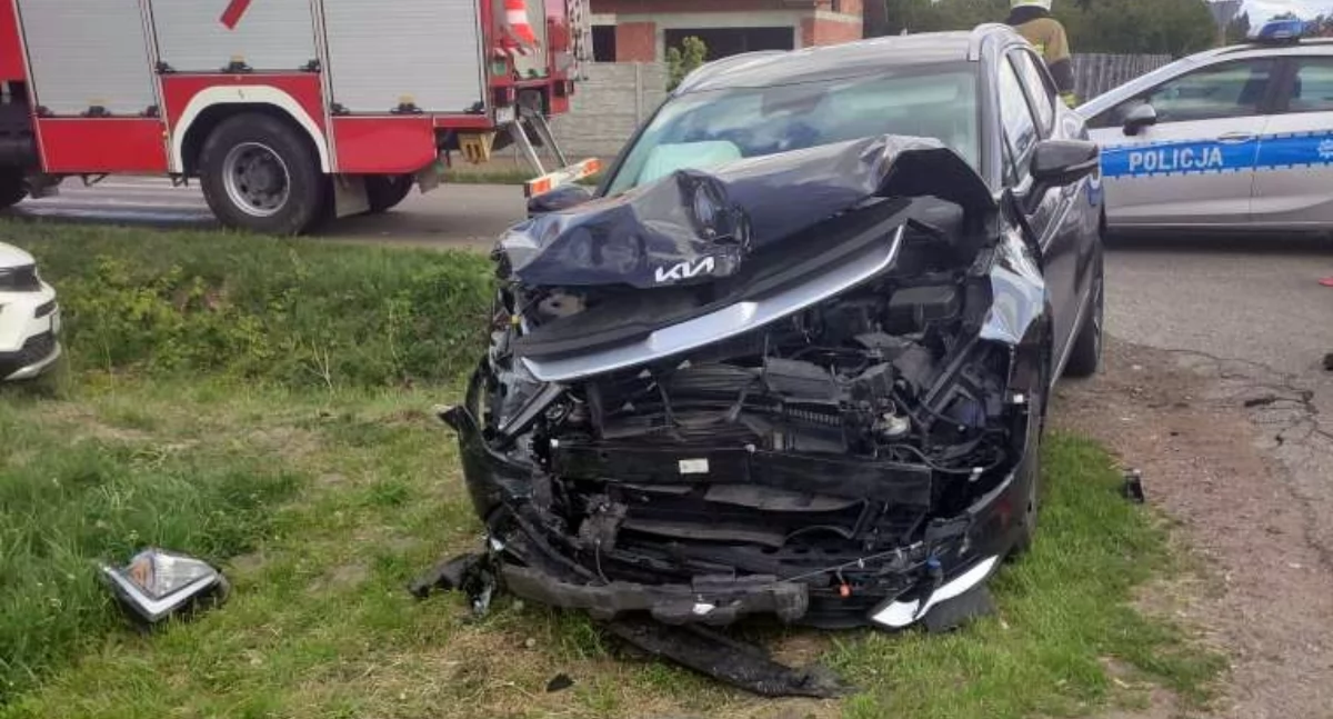 Trzy osoby ucierpiały w wypadku. Zderzyły się dwa pojazdy [zdjęcia]