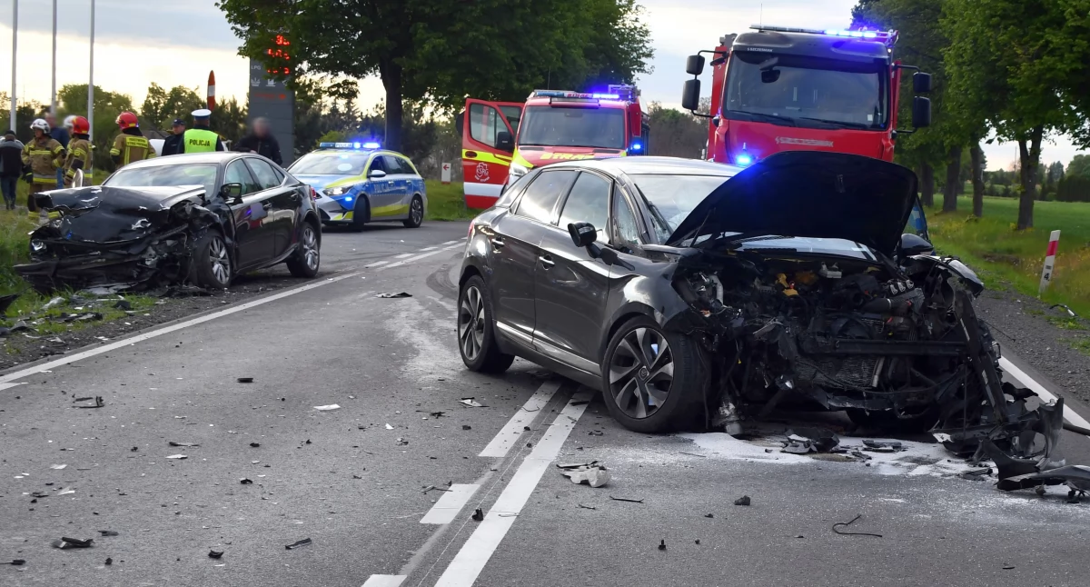 Rodzina z Ciechanowa ucierpiała w wypadku. Dwoje dorosłych i dziecko zostali ranni [zdjęcia]