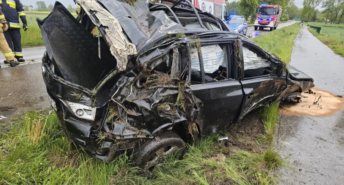 O krok od tragedii na drodze koło Ciechanowa. Sprawcą pijany nastolatek w BMW [zdjęcia]