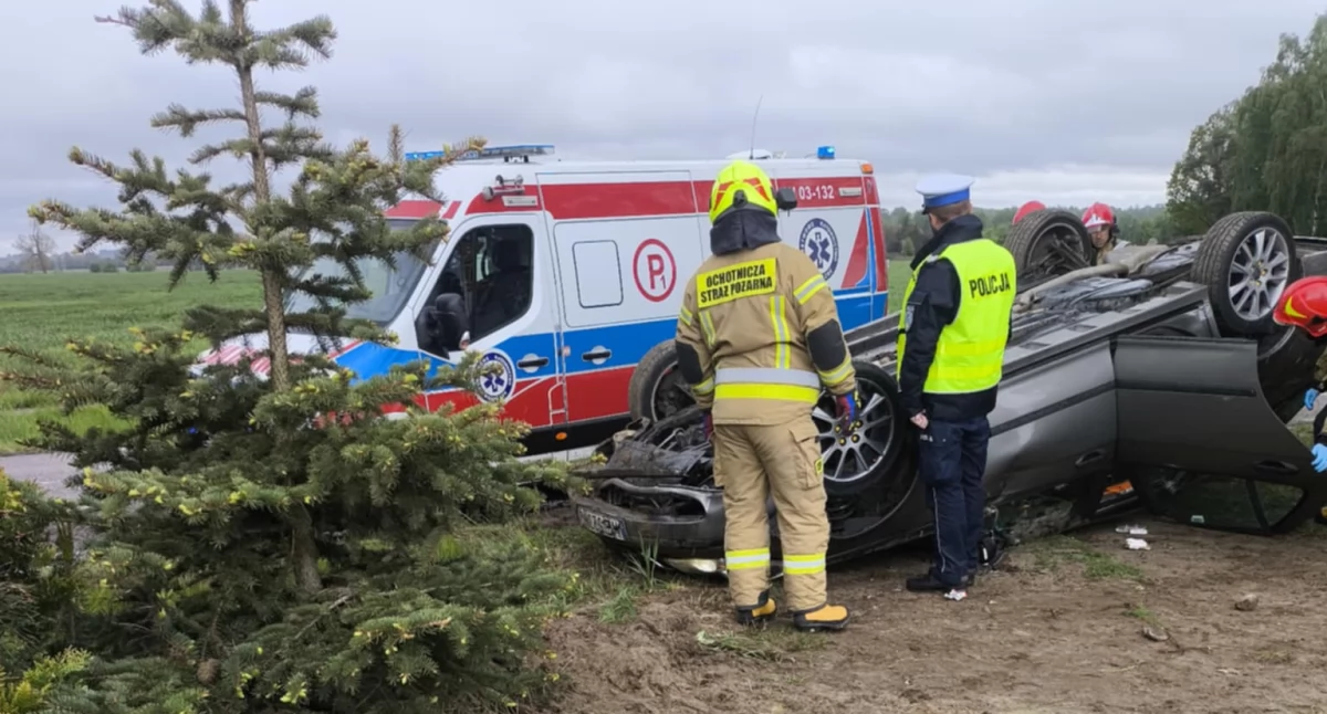 Uderzył w znak i dachował. Znów groźnie na drodze Ciechanów-Sońsk [zdjęcia]