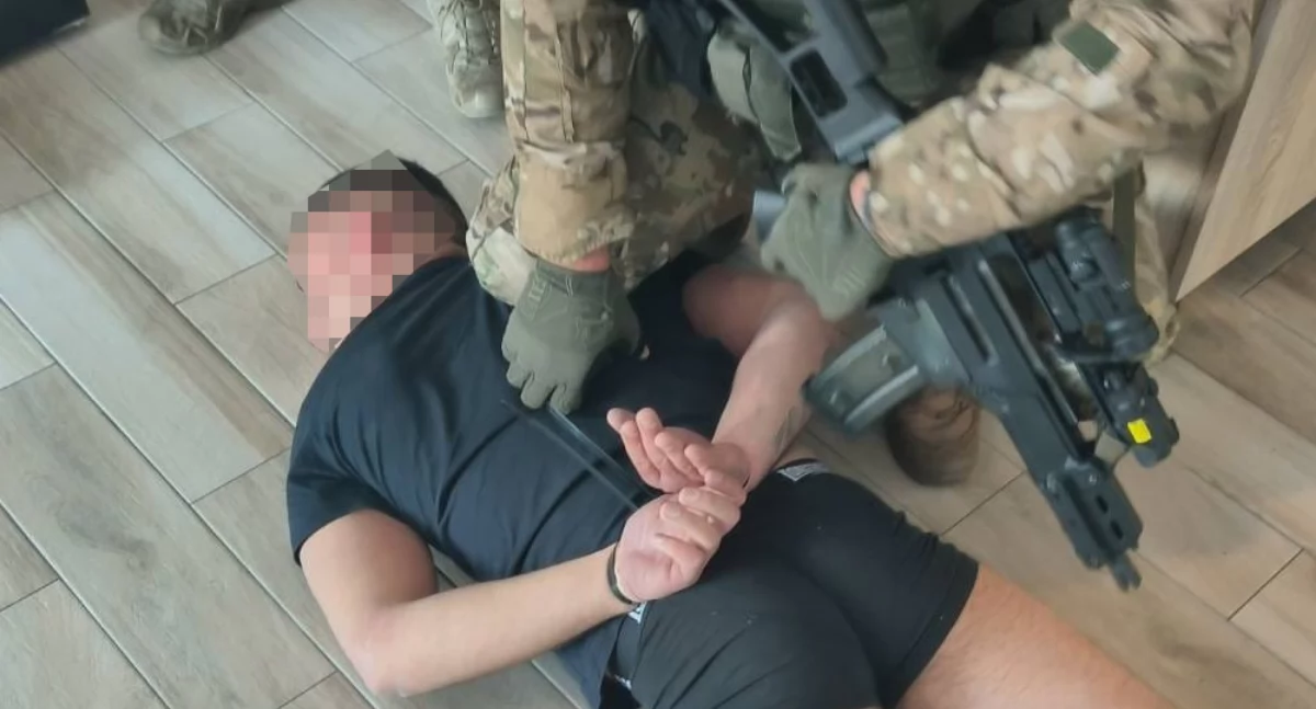 Grupa przestępcza rozbita w powiecie ciechanowskim. Policja przejęła narkotyki i broń [wideo/zdjęcia]