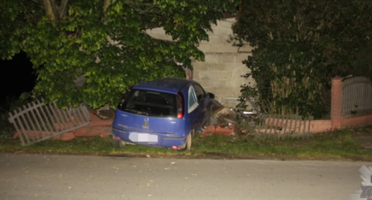Kierowca opla staranował ogrodzenie i uderzył w budynek [zdjęcia]