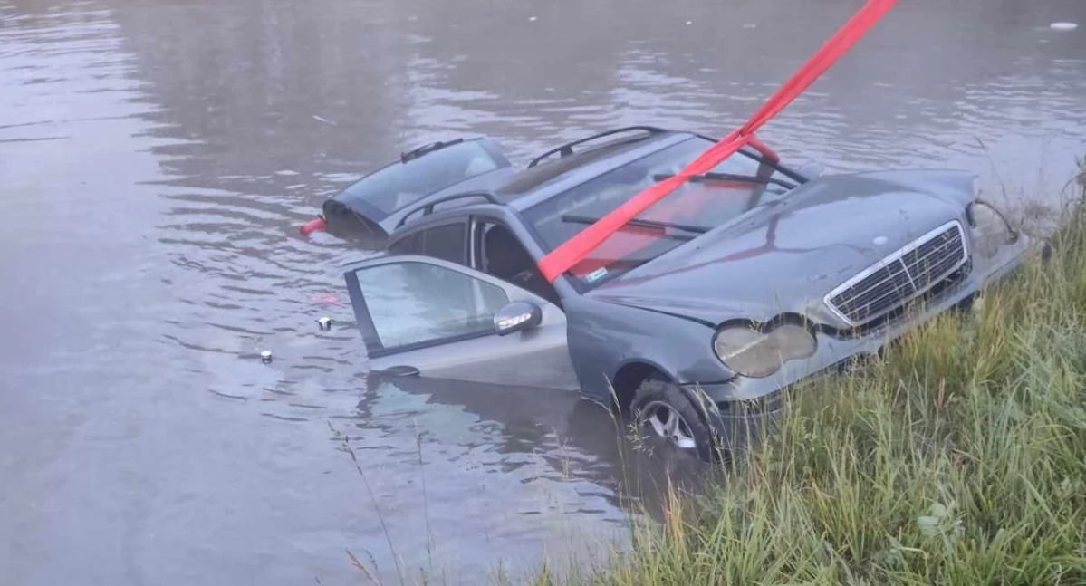 Mercedes wpadł do stawu koło Ciechanowa [zdjęcia]
