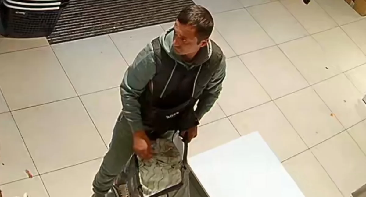 Policja poszukuje sprawcy kradzieży [zdjęcia]