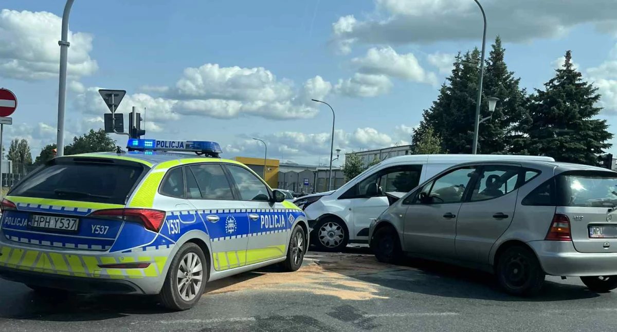 Zderzenie aut na ruchliwym skrzyżowaniu w Ciechanowie