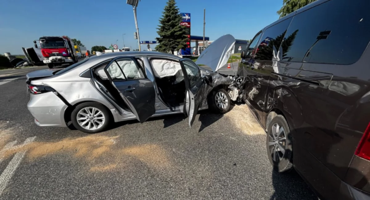 Z ostatniej chwili: Wypadek z udziałem 6 pojazdów. Droga jest zablokowana [zdjęcia]
