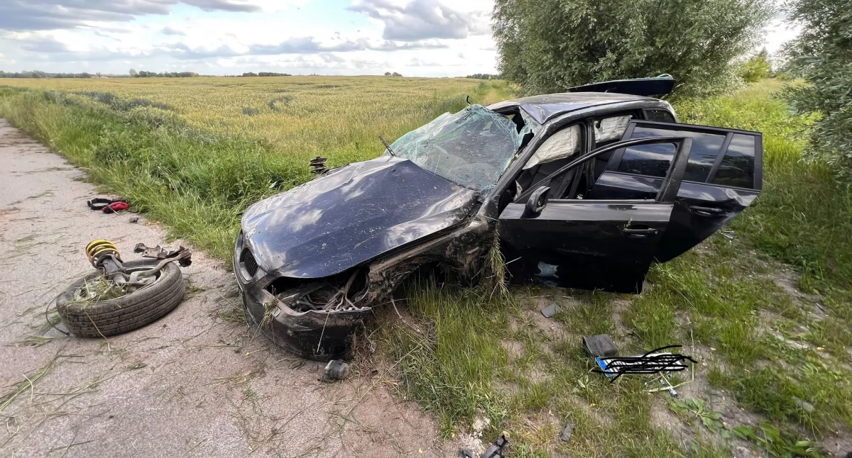 Dachowanie BMW koło Ciechanowa. Na miejscu nikogo nie było [zdjęcia]